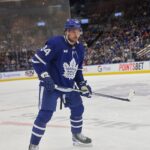 800px-Auston_Matthews_playing_with_the_Maple_Leafs_in_2022_(Quintin_Soloviev)
