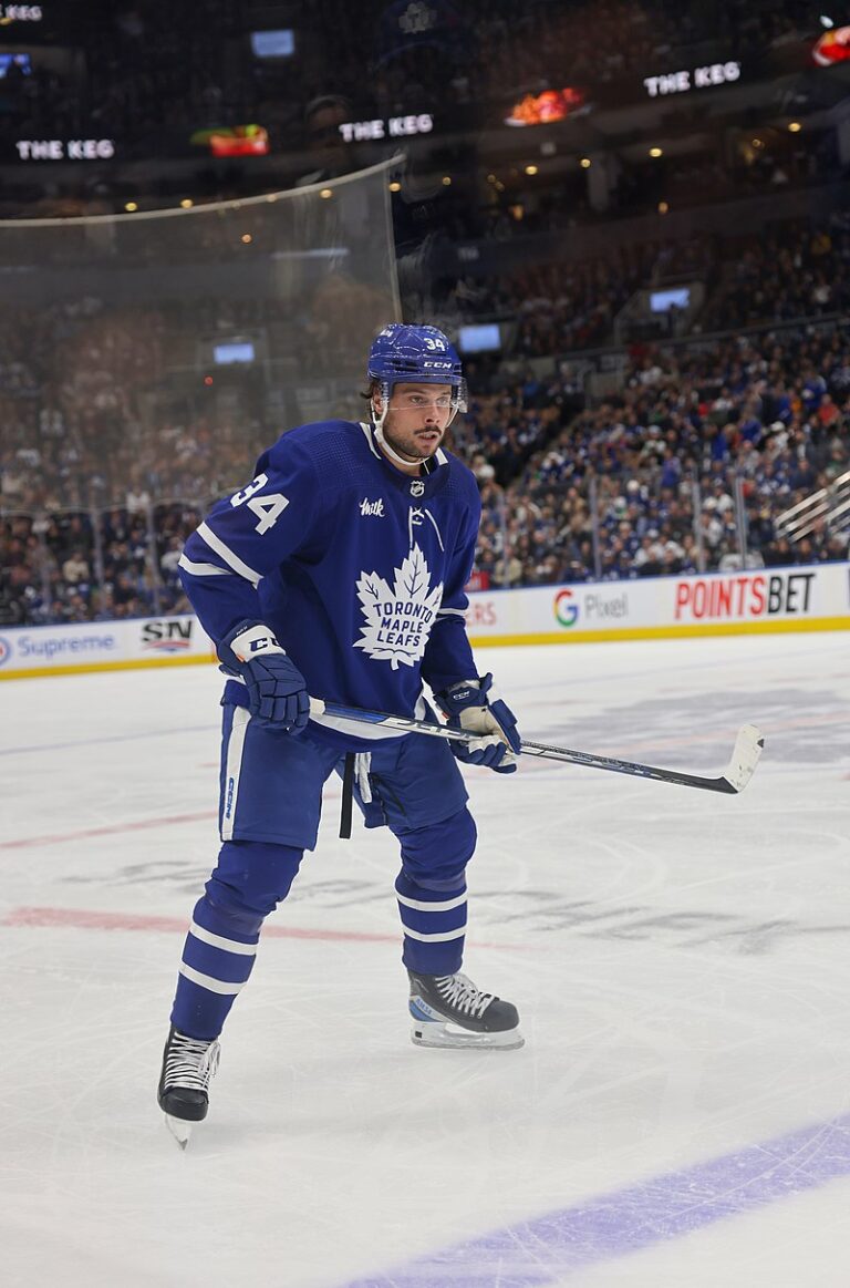 800px-Auston_Matthews_playing_with_the_Maple_Leafs_in_2022_(Quintin_Soloviev)