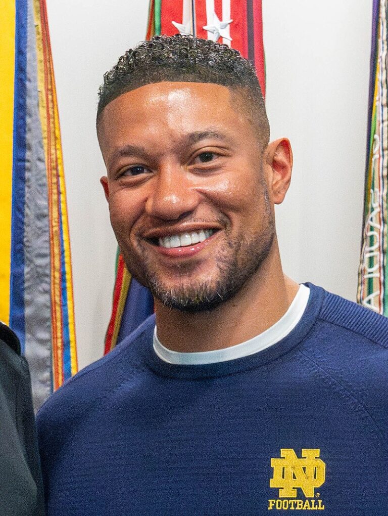 800px-Marcus_Freeman,_University_of_Notre_Dame_Football_Team_Head_Coach_at_the_Pentagon_on_May_9,_2024_(cropped)