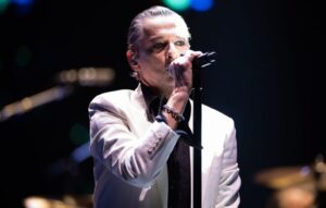 Dave-Gahan-live@2000x1270-696x442