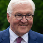 Bundespräsident_Frank-Walter_Steinmeier_auf_den_Stufen_der_Villa_Hammerschmidt_in_Bonn