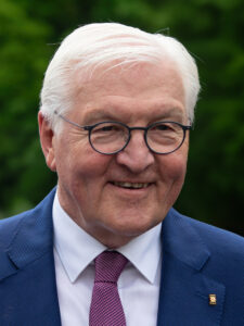 Bundespräsident_Frank-Walter_Steinmeier_auf_den_Stufen_der_Villa_Hammerschmidt_in_Bonn